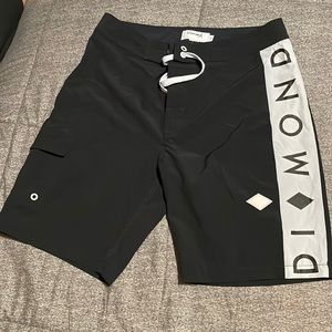 Mens Diamond black board shorts size 32. I’m great condition